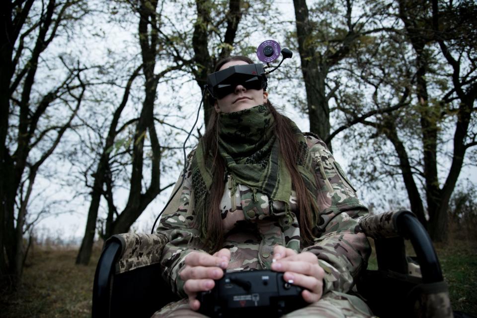 Eine Soldatin lernt die Steuerung einer FPV-Drohne während der Ausbildung in einer Drohnenschule am 26. Oktober 2023 in der Oblast Saporischschja, Ukraine. - Copyright: Elena Tita/Global Images Ukraine via Getty Images