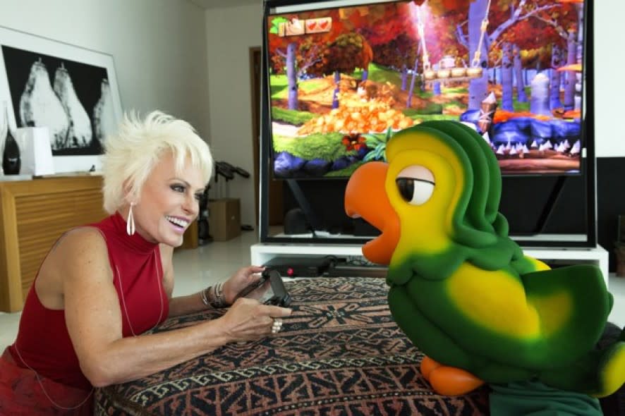 Ana Maria Braga joga videogame com o Louro Jos&#xe9; em sua TV de 100 polegadas na cobertura duplex em S&#xe3;o Conrado (Foto: Marcel Tabach/Quem)