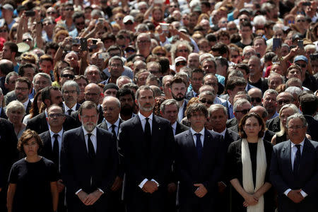 El Rey Felipe de España y el presidente Mariano Rajoy (tercero y segundo desde la izquierda) guardan un minuto de silencio por las vítcimas de los ataques en Cataluña. 18 de agosto de 2017. REUTERS/Susana Vera