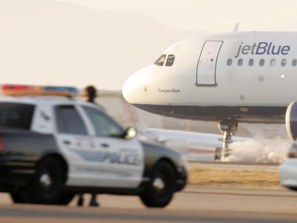 JetBlue Airbus A320 emergency landing.