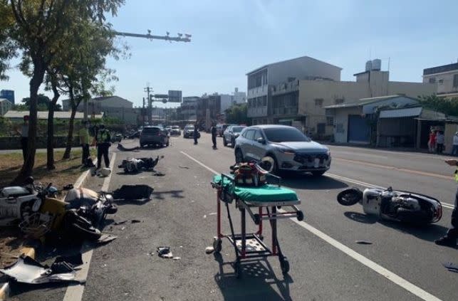 ▲21日下午，台南新化發生一起連環車禍，一名67歲馮姓男子開車經過台39線時，先擦撞機車後，馮男疑似過度緊張，又誤將油門當剎車，再連續追撞路旁8輛汽機車，造成共10車受損。（圖／翻攝畫面）