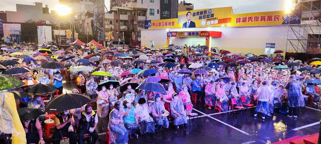 苗栗縣議長鍾東錦競選總部19日晚間舉辦啟動晚會，現場擠進3千多名支持。（謝明俊攝）