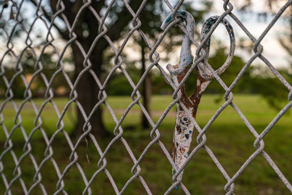 Unas tijeras están oxidadas en la valla del terreno vacío de Northwest 74th Street y Northwest 25th Avenue en Miami, Florida, el miércoles 30 de noviembre de 2022. El terreno, propiedad del condado, es pretendido por dos grupos urbanizadores que compiten entre sí.
