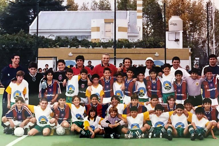 El equipo de la Fundación junto a chicos de San Lorenzo. Arriba, Gallardo (con gorrito), a su derecha Gabriel Rodríguez y a su izquierda, papá Máximo