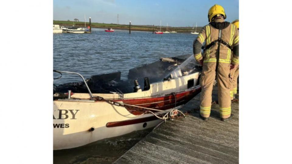 Prensa del condado de Isle of Wight: El barco después del incendio.