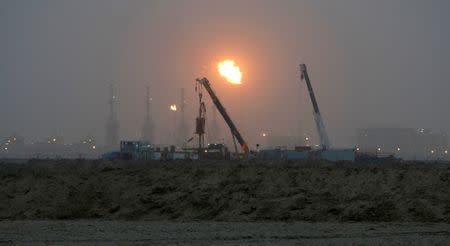 Flames emerge from a pipeline at the oil fields in Basra, southeast of Baghdad, September 30, 2016. REUTERS/Essam Al-Sudani