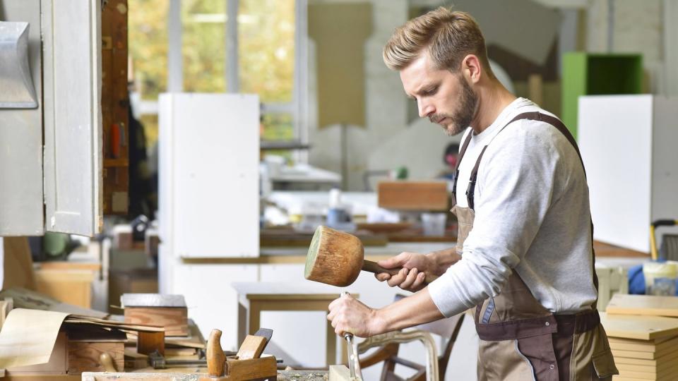 Selbstständige wie zum Beispiel Handwerker sollten privat fürs Alter vorsorgen. Denn sonst drohen finanzielle Lücken. Foto: Westend61