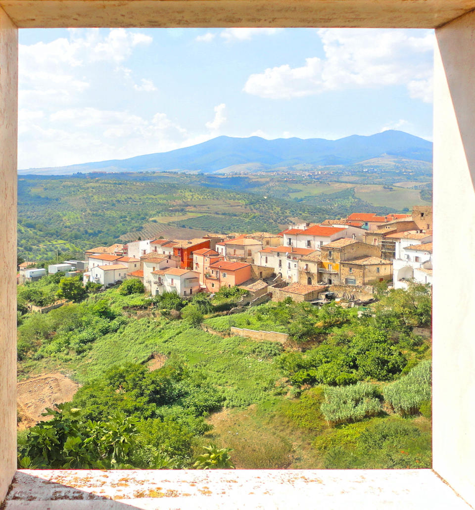 <p>La localidad se levanta sobre un acantilado de una zona de colinas conocida como Vulture-Melfese. Cuenta con algo menos de 1.700 habitantes, pese a que a mediados del siglo XX llegó a superar los 5.000. (Foto: Getty Images).</p> 