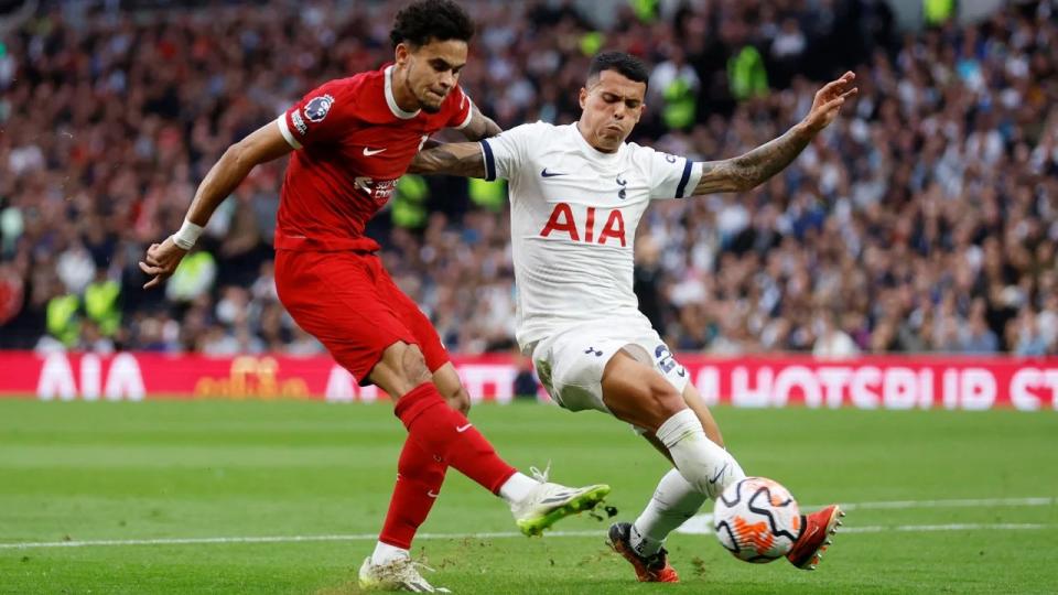 Díaz marcando un gol que posteriormente fue anulado. (Foto: Peter Cziborra/Action Images/Reuters).