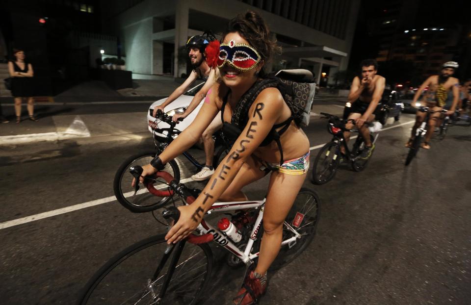 Para peserta ikut berpartisipasi dalam acara tahunan “World Naked Bike Ride” di Paulista Avenue, Sao Paulo pada 15 Maret 2014. Menurut pihak penyelenggara acara ini diselenggarakan untuk membela hak-hak para pengendara sepeda agar dapat bersepeda dengan aman di jalanan. Kata-kata yang tertera pada lengan wanita tersebut bertuliskan, “Respect”. REUTERS/Nacho Doce (BRAZIL - Tags: SOCIETY SPORT CYCLING TRANSPORT)
