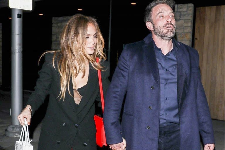 La relación entre Jennifer Lopez y Ben Affleck progresa día a día, en breve podrían mudarse a una mansión ubicada en Los Ángeles y hasta se habla de casamiento.
Foto © 2022 Backgrid/El Grupo Grosby