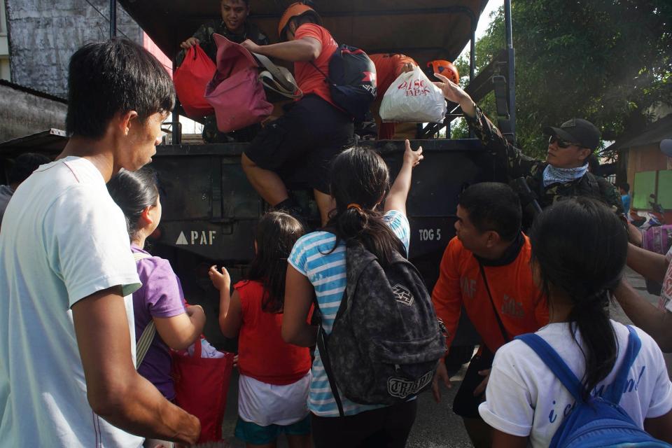 <p>FRM07. CAMALIG (FILIPINAS), 21/01/2018.- Residentes de Camalig son evacuados después de que el volcán Mayon expulsara una gran nube de ceniza con la amenaza de una erupción mayor en las próximos horas o días, en la provincia de Albay (Filipinas), hoy 22 de enero de 2018. La columna de ceniza y humo, de unos 10 kilómetros, es visible desde las áreas que circundan el volcán, ubicado unos 250 kilómetros al sureste de Manila. EFE/ Linus Escandor Ii </p>