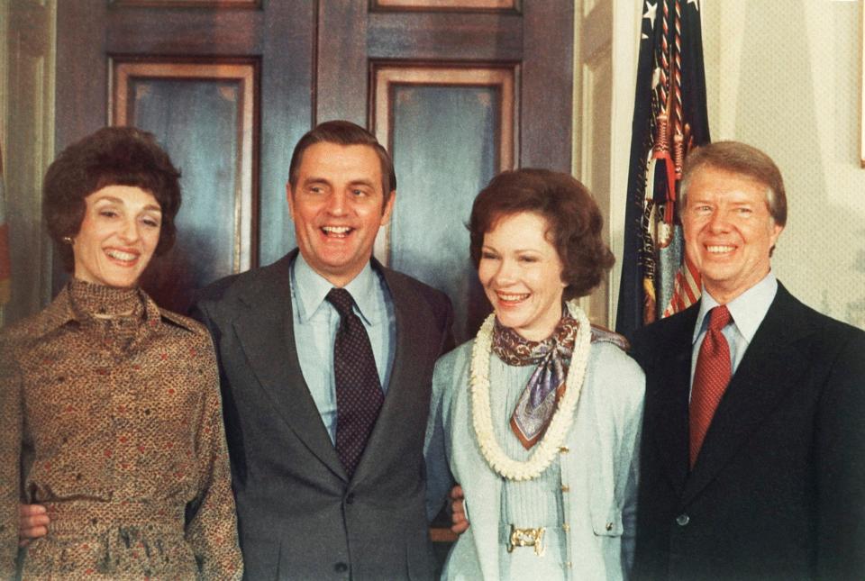 Mondale with his wife Joan (to left) with President Jimmy Carter and his wife Rosalynn (1977) - Peter Bregg/ AP