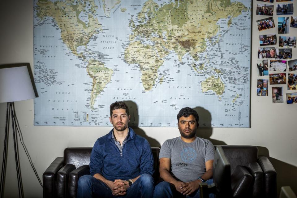 Alex Modon, a la izquierda, y Vikram Tiwari, cofundadores de Omni Labs, Inc., en San Francisco, el 13 de abril de 2018. (Foto: Eric Kayne para Yahoo Noticias)