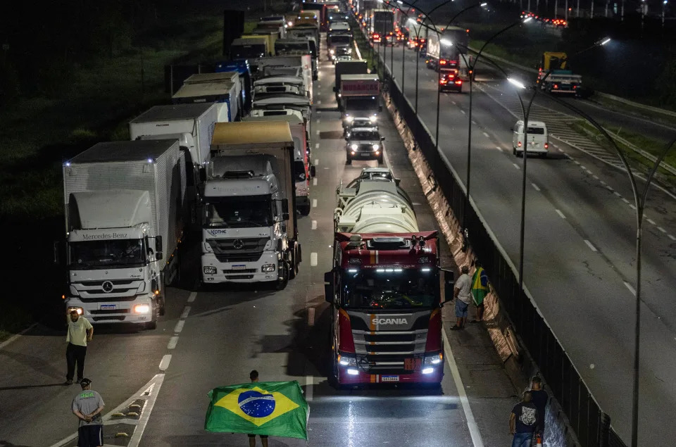 Caminhoneiros pró-Bolsonaro fazem bloqueios em estradas pelo país em protesto contra o resultado das eleições. (Foto: REUTERS/Roosevelt Cassio)