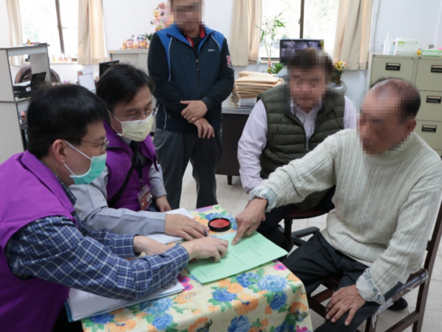 他居檢亂跑遭罰15萬沒繳 上午遭查封下午秒繳清 | 老榮民回國居檢趴趴走，未繳罰金。(法務部行政執行署新北分署提供)