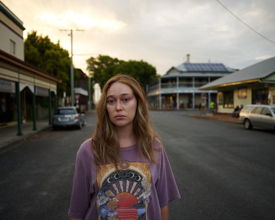 Alice (Alycia Debnam-Carey) braucht viele Jahre um zu lernen, wie sie das Unaussprechliche in Worte kleiden kann. (Bild: Amazon Studios / Hugh Stewart)