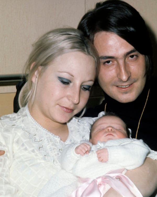 Nino Bravo con su mujer María Amparo y su primera hija