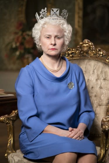 DEATH TO 2020 (L to R) TRACEY ULLMAN as QUEEN ELIZABETH II in DEATH TO 2020 Cr. KEITH BERNSTEIN/NETFLIX © 2020