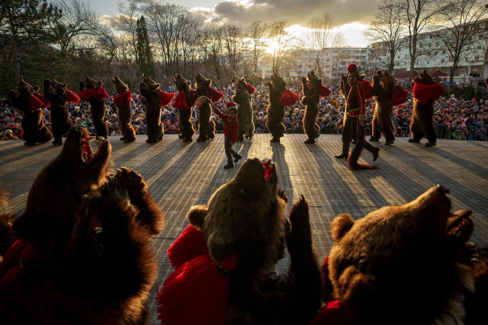 Miembros de un grupo tradicional de danza del oso actúan en un festival en Moinesti, en el norte de Rumanía, el 27 de diciembre de 2023. Hace siglos, quienes vivían en lo que ahora es el noreste de Rumanía se cubrían con pieles de oso y bailaban para ahuyentar a los malos espíritus. Esa costumbre es conocida hoy en día como el Festival del Baile del Oso, que cada diciembre atrae a multitud de turistas. (AP Foto/Andreea Alexandru)