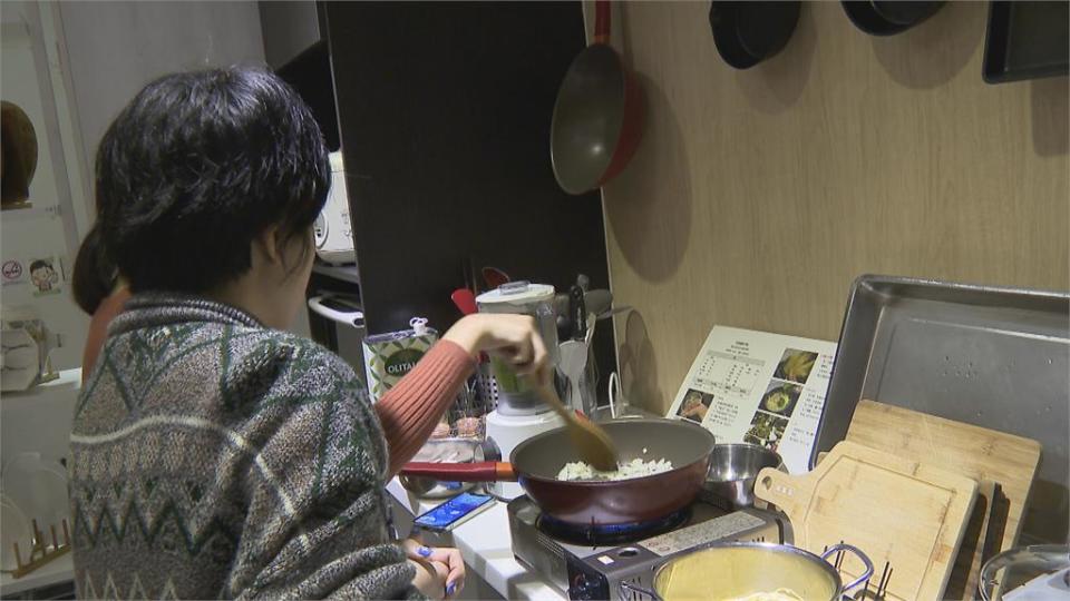 「共享廚房」超溫馨！ 民眾各司其職打造耶誕大餐 