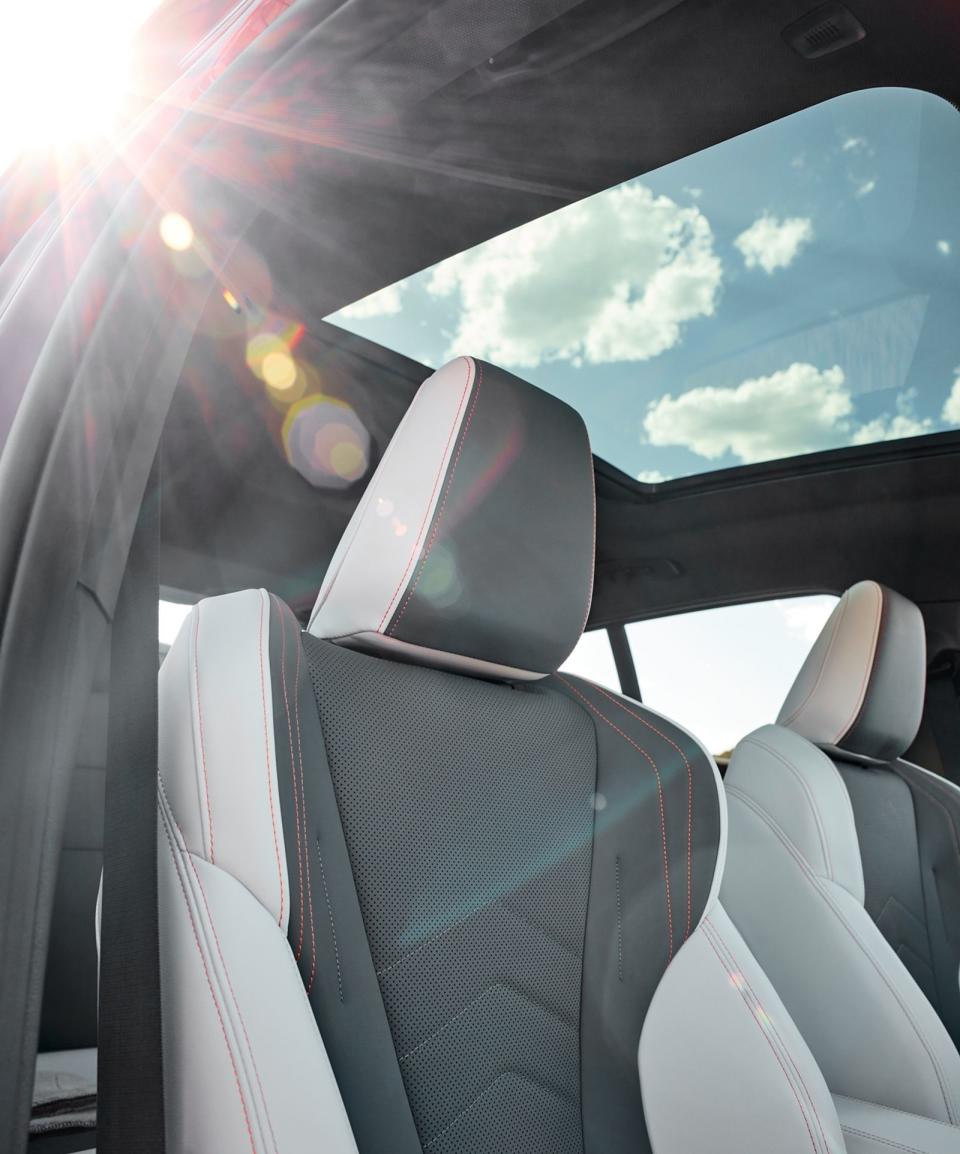 全新世代BMW X2環艙採用大量豪華皮質、搭配複合材質拼接出級距之最的運動跑旅氛圍，而全新專屬雙色 Veganza 透氣皮質內裝以及專屬鋁質織紋飾板也為車室空間堆砌出更具層次的豪華感受，首次提供全景式玻璃車頂，完美延伸座艙空間氛圍。