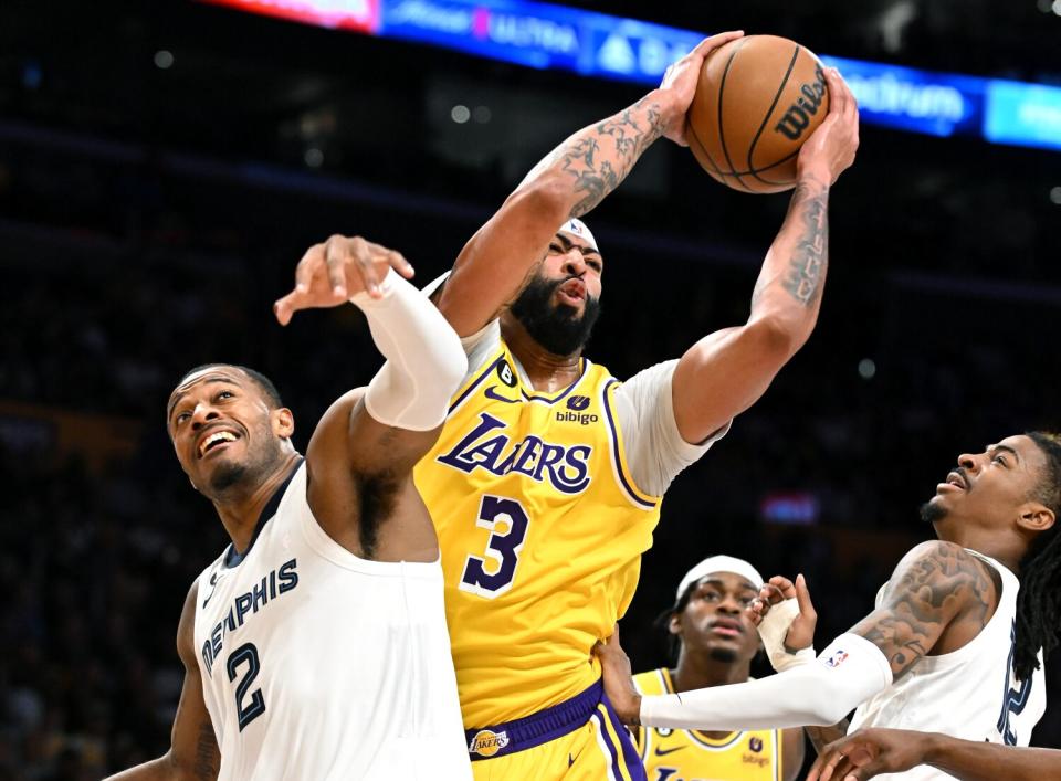 Lakers-aanvaller Anthony Davis pakte een rebound van Grizzlies-aanvaller Xavier Tillman.