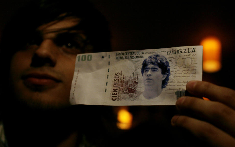 Un billete de la llamada Iglesia de Maradona, que congrega a sus más acérrimos fans (AP Photo/Natacha Pisarenko)