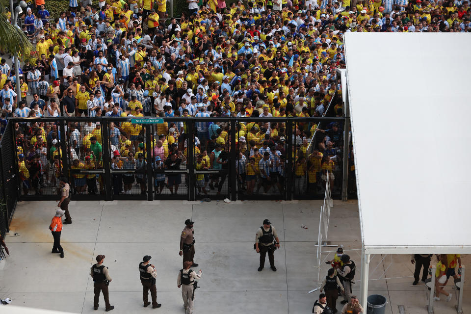 MIAMI GARDENS, FLORIDA – JULY 14: Large crowds of fans attempt to enter the stadium amid disturbances ahead of the CONMEBOL Copa América 2024 final match between Argentina and Colombia at Hard Rock Stadium on July 14, 2024 in Miami Gardens, Florida.  (Photo by Megan Briggs/Getty Images)