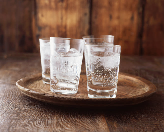 Beber agua carbonatada podría tener algunas repercusiones en tu salud. Foto: Dan Chiru/EyeEm/Getty Images