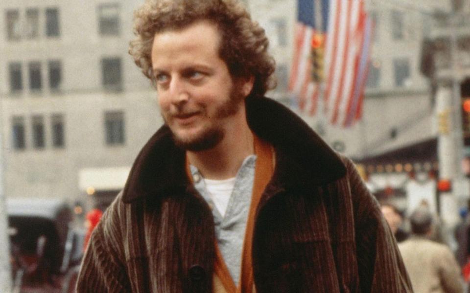 <p>Auch Daniel Stern galt eher als Charakterdarsteller, bevor er die Rolle als Schussel-Schurke Marv in den "Kevin"-Filmen übernahm: Daniel Stern hatte Nebenrollen in zwei Woody-Allen-Filmen und seinen Durchbruch 1982 in Barry Levinsons Coming-of-Age-Drama "American Diner" gefeiert. (Bild: 20th Century Fox)</p> 