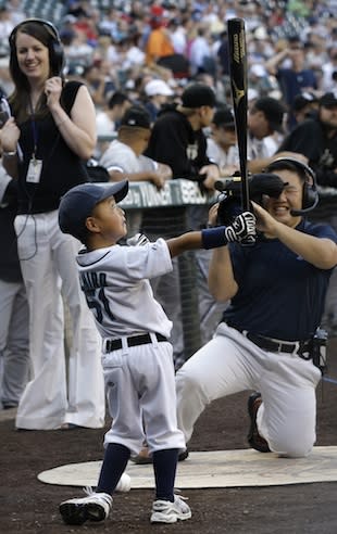 Japanese baseball fans stage run on Ichiro's old Seattle Mariners