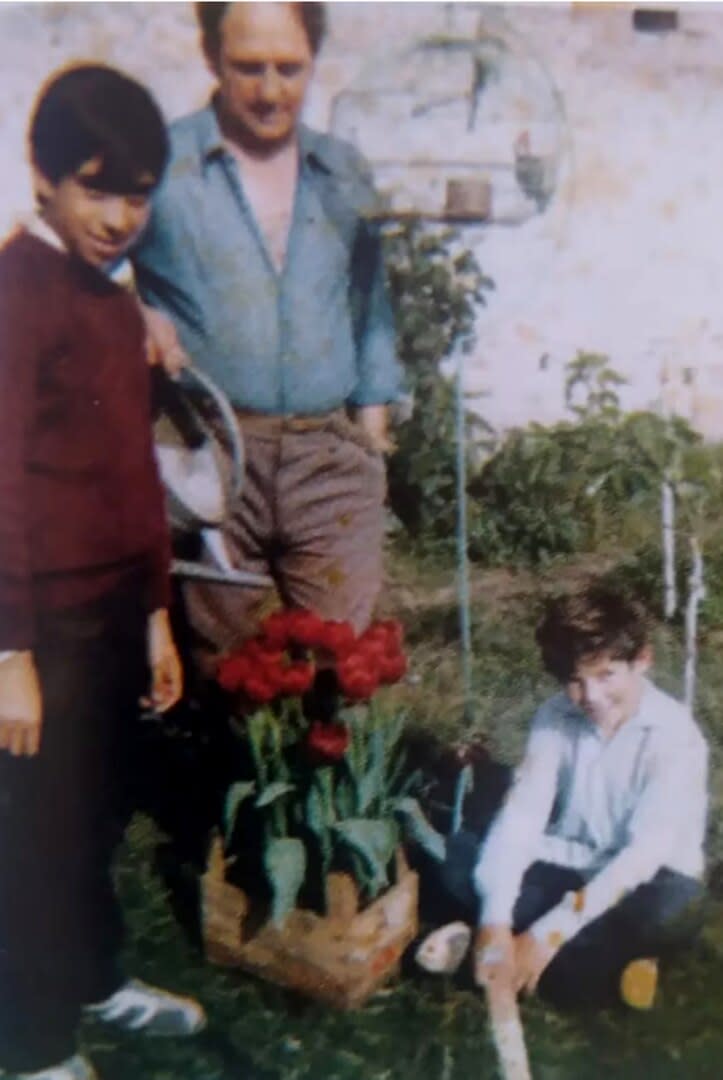 Ricardo Iorio junto a su padre y su hermano en una imagen que fue publicada en su libro