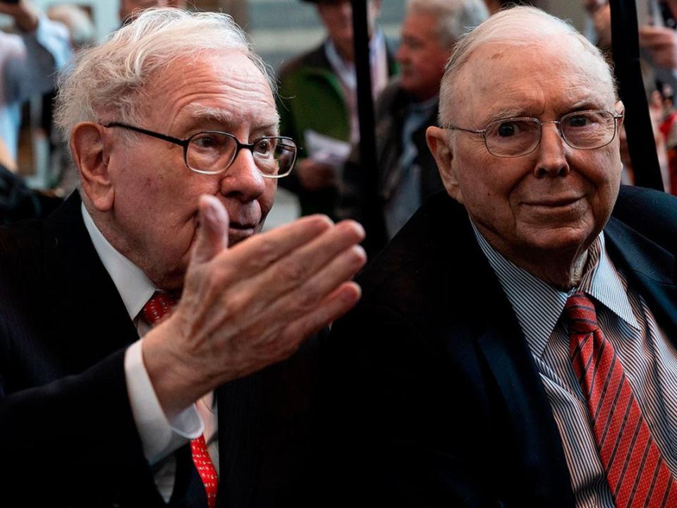 warren-buffett-charlie-munger-1221-ph