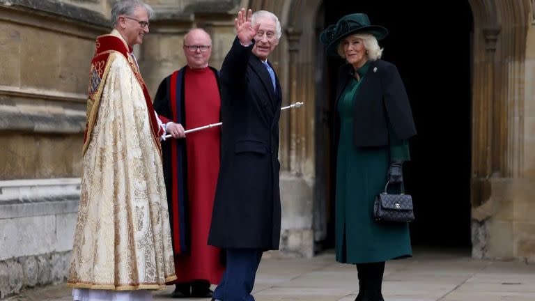 El rey Carlos III y la reina consorte Camila durante la misa por Pascua