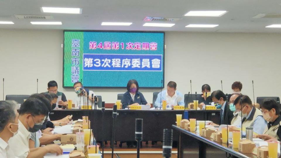 議會召開程委會，市府提出近十億元墊付款案。（記者林雪娟攝）