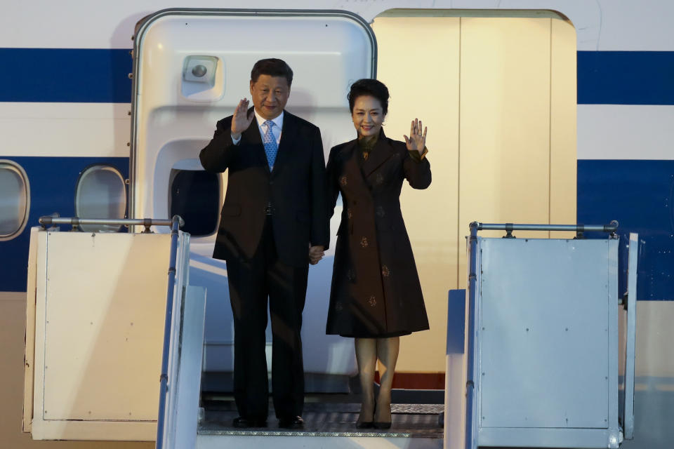 El presidente de China, Xi Jinping y la primera dama, Peng Liyuan arriban al Aeropuerto Internacional Ministro Pistarini, en Buenos Aires, Argentina. Fuente: AP / Martín Mejía