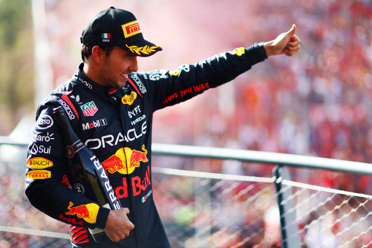 Sergio 'Checo' Pérez celebra en Monza (Dan Istitene - Formula 1/Formula 1 via Getty Images)