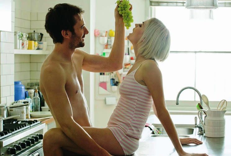 El placer está asociado a la comida; si lo juntas con el sexo puede haber una auténtica explosión sensorial. ¿Por qué crees que la cocina es uno de los sitios favoritos para tener sexo? (Foto: Getty)