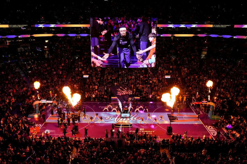 Phoenix Suns guard Bradley Beal (3) is introduced during the in-season tournament game against the Los Angeles Lakers at Footprint Center in Phoenix on Nov. 10, 2023.