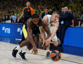 Basketball - Euroleague Final Four Final - Real Madrid vs Fenerbahce Dogus Istanbul - Stark Arena, Belgrade, Serbia - May 20, 2018 Real Madrid's Jaycee Carroll in action with Fenerbahce Dogus Istanbul's Brad Wanamaker REUTERS/Alkis Konstantinidis