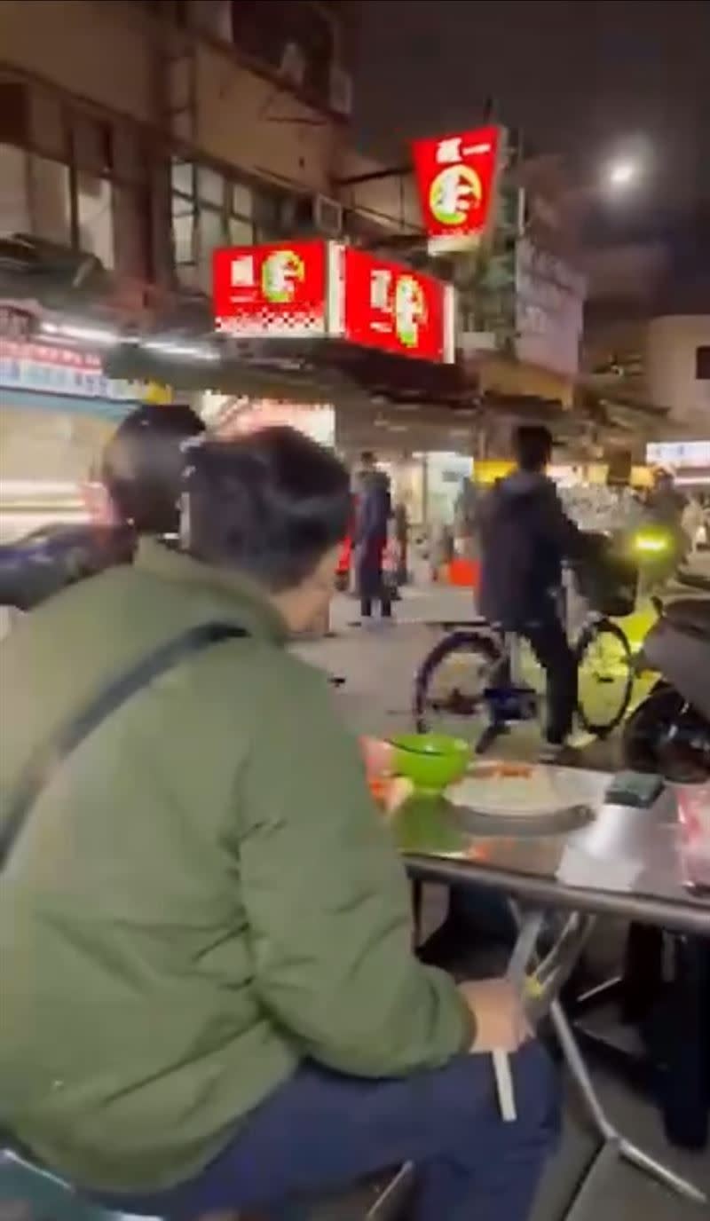 當時夜市內不少民眾正在用餐。（圖／記者李依璇翻攝）