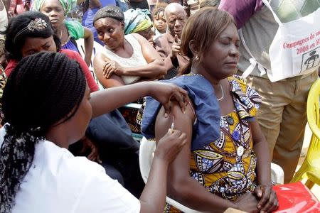 A Congolese woman is vaccinated during an emergency campaign of vaccination against yellow fever in Kisenso district, of the Democratic Republic of Congo's capital Kinshasa, July 20, 2016. REUTERS/Kenny Katombe