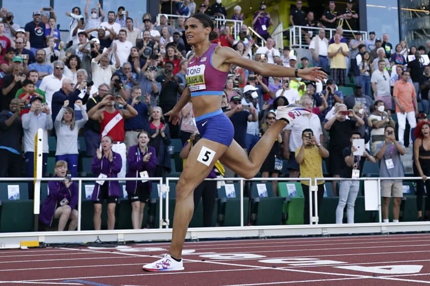 La estadounidense Sydney McLaughlin gana los 400 metros con vallas femenil en el Mundial de Atletismo el viernes 22 de julio de 2022, en Eugene, Orgeon. (AP Photo/David J. Phillip)