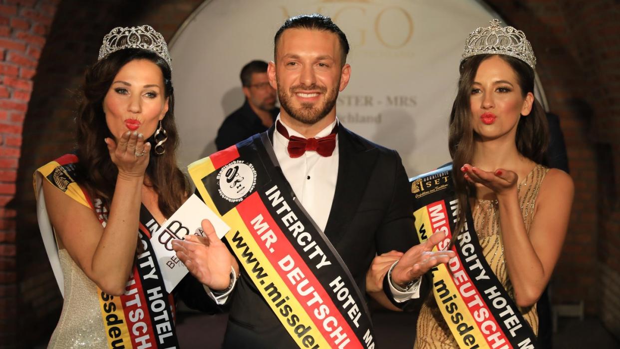 Misses Deutschland  Lena Stöcker (l-r),  Kayhan Kilbasoglu, Mister Deutschland und Philline Dubiel-Hahn, Miss Deutschland 2019. Foto: Peter Gercke