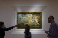 Periodistas durante un recorrido con distanciamiento social admiran “El nacimiento de Venus” del artista renacentista Sandro Botticelli durante un recorrido de prensa por la Galería Uffizi en su reapertura después de tres meses de cierre por el coronavirus el miércoles 3 de junio de 2020. (Foto AP/Andrew Medichini)