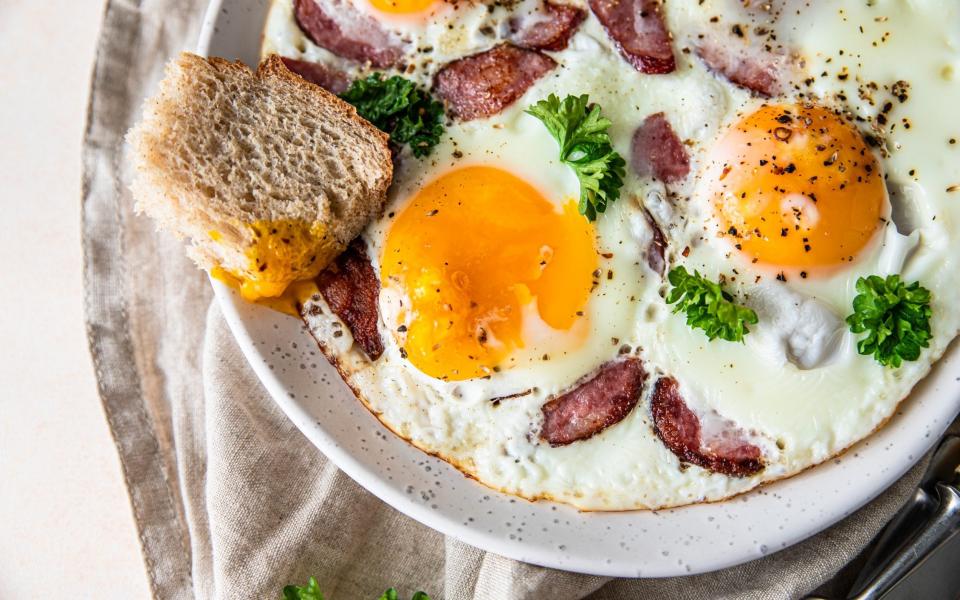 Fried eggs and sausage with toast