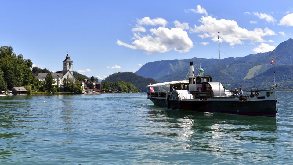 Ein Boot fährt über den Wolfgangsee. In der kleinen Gemeinde sind in den vergangenen Tagen mehr als 60 Corona-Tests positiv ausgefallen.