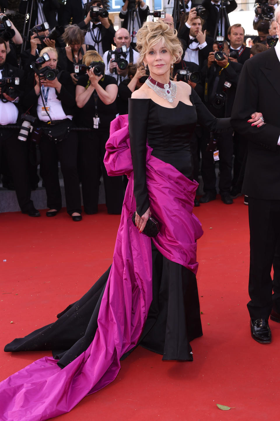 Zur Premiere von „Ewige Jugend“ in Cannes im Mai 2015 trug sie ein zweifarbiges Schiaparelli Kleid.