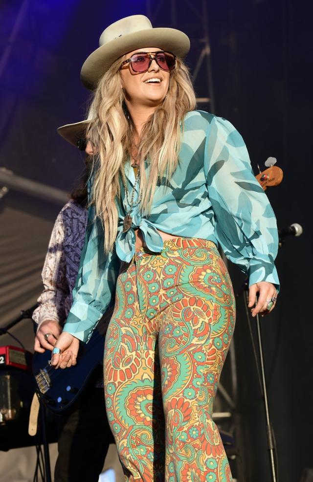 Yellowstone' Actress Lainey Wilson Stuns on Stage in a Crop Top and Bell  Bottoms